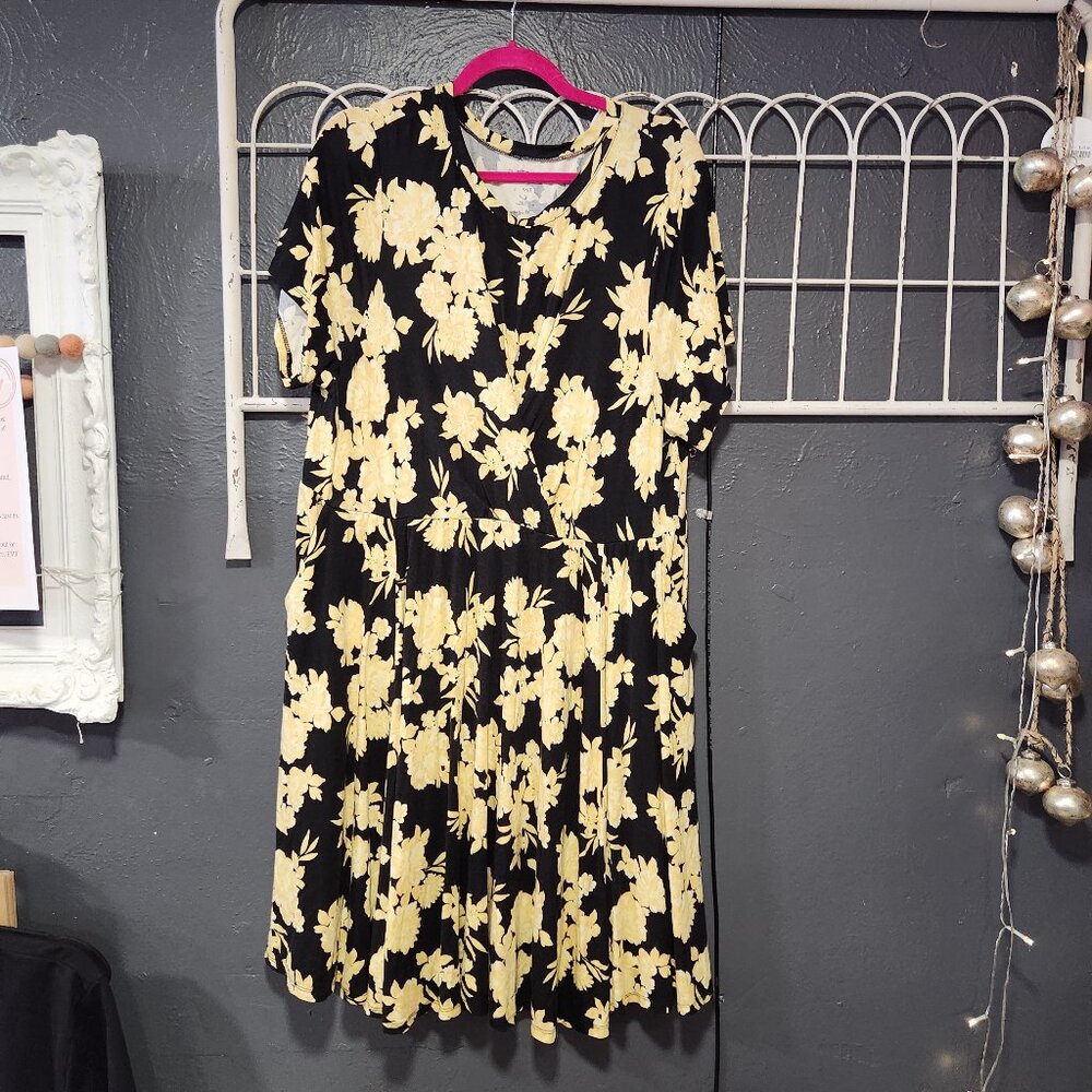 Size 3 / 3X / 22-24 Super Soft by Torrid Yellow and Black Flower Knit Dress